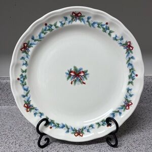 Pfaltzgraff Red Ribbons Pattern Holiday Dinner Plates